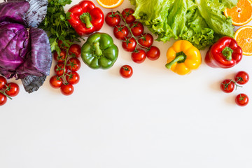 Świeże kolorowe organiczne warzywa na białym tle, koncepcja rolnictwa i zdrowej żywności. 