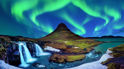 Northern Light, Aurora borealis w Kirkjufell w Islandii. Góry Kirkjufell w zimie.