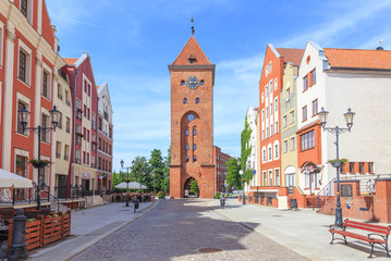 Elbląg (Elbląg) na polskim Pomorzu - Stary Rynek to centrum Starego Miasta z przebudowanymi kamienicami. Ulica jest zamknięta na końcu średniowiecznej Bramy Targowej (Brama Targowa)
