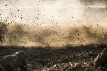 brud przelatuje po ryku motocrossowym