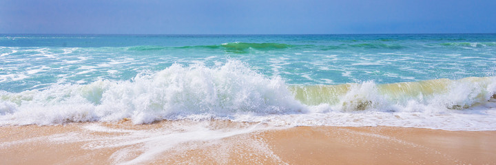 Ocean Atlantycki, widok z przodu fal na plaży