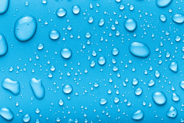 Krople wody na kolorowym tle. Niebieski. Stonowany