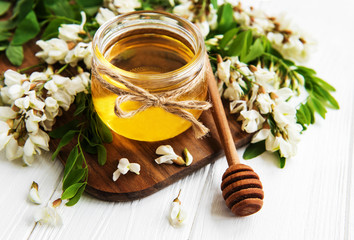 Miód z kwiatami akacji