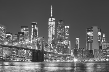 Brooklyn Bridge i Manhattan skyline w nocy, Nowy Jork, USA.