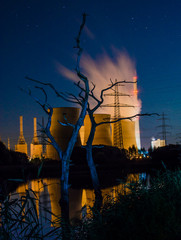 Elektrownia z drzewami wieczorem