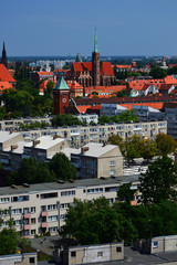Wrocławska Starówka widziana z góry, dachy, kamienice i uliczki.