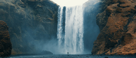 Kobieta przegapia siklawę przy skogafoss, Iceland. Skógafoss, Ísland.