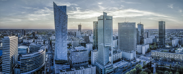 Warszawa z nowoczesnym wieżowcem o zachodzie słońca-Panorama