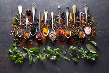 Zioła i przyprawy na czarnej desce