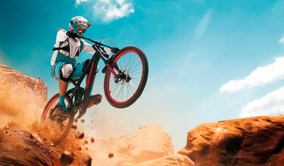 Rowerzysta na rowerze. Spadek.