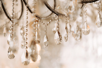 Kryształowy żyrandol z bliska.