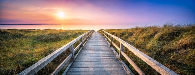 Panorama wydm na plaży o zachodzie słońca