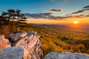 Widok zachodu słońca z Annapolis Rocks, wzdłuż szlaku Appalachów na South Mountain w stanie Maryland