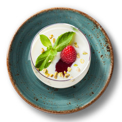 Malinowy panna cotta, odizolowane na białym tle, widok z góry