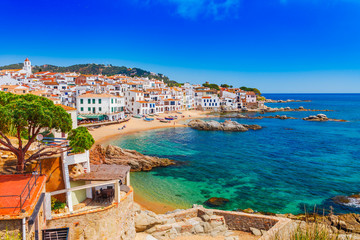 Morze krajobraz z Calella de Palafrugell, Catalonia, Hiszpania blisko Barcelona. Malownicza wioska rybacka z ładną piaszczystą plażą i czystą błękitną wodą w ładnej zatoce. Znane miejsce turystyczne na Costa Brava