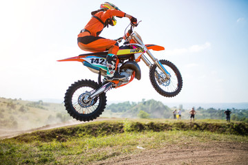 Obraz rowerzysty wykonującego sztuczkę i skaczącego w powietrze. Mistrzostwa Motocross. sportowa szybka jazda. rower duży mały.