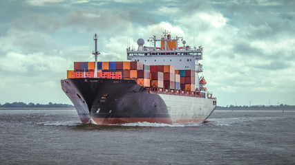 Kontenerowiec w ruchu na rzece Łabie koło Hamburga