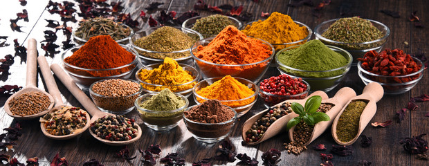 Różnorodność przypraw i ziół na kuchennym stole