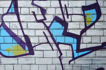 Fragment rysunków graffiti. Stara ściana ozdobiona plamami farby w stylu kultury ulicznej. Kolorowa tło tekstura