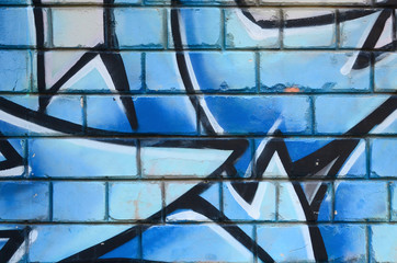 Fragment rysunków graffiti. Stara ściana ozdobiona plamami farby w stylu kultury ulicznej. Kolorowa tło tekstura