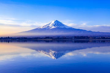Fuji at dawn, Lake Kawaguchi w Yamanashi Prefecture