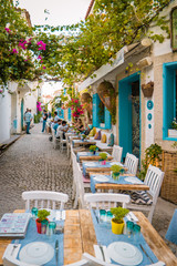 Ulice Alacati Turke z przytulnymi kolorowymi restauracjami