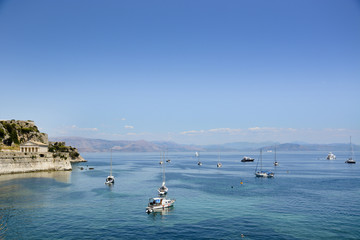 jachty i statki na tle błękitnego nieba i morza