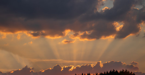 Moody chmury niebo o zmierzchu