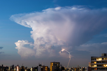 Cumulonimbus, grzmot, partyzancki ulewny deszcz