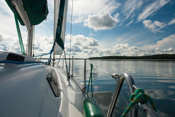 Żaglówka na wodzie