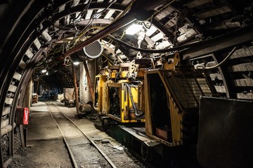 Pociąg do transportu węgla w kopalni węgla