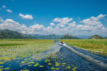 Łódź motorowa z wędkarzami na pokładzie