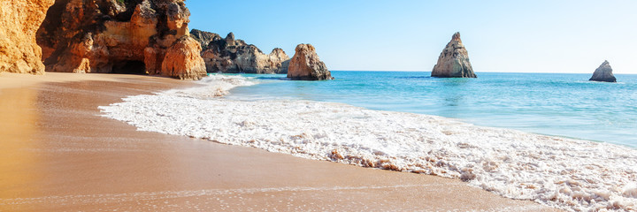 Letnia piaszczysta plaża (Algarve, Costa Vicentina, Portugalia). Piękny naturalny lato wakacje koncepcja podróży.
