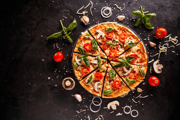 Smaczna pizza z wiśniami, cebulą i pieczarkami na czarnym tle