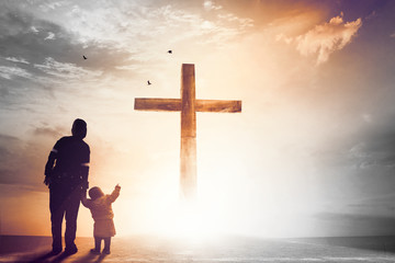 Koncepcja pochwały i uwielbienia: sylwetka chrześcijańskich modlitw podnoszących rękę podczas modlitwy do Jezusa