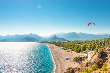 Panoramiczny ptasi widok Antalya, Śródziemnomorski seacoast i plaża z paraglider, Antalya, Turcja