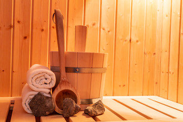 mała prywatna sauna fińska z akcesoriami