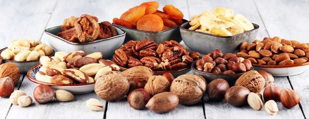 suszone owoce i różne mieszanki orzechów na rustykalnym stole