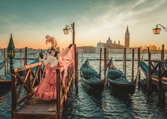 Kolorowe karnawałowe maski przy tradycyjnym festiwalem w Wenecja, Włochy