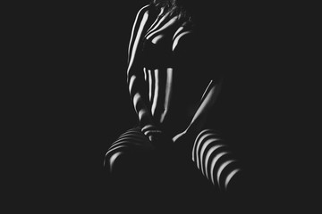 Piękne ciało dziewczyny w białej linii na czarnym tle.