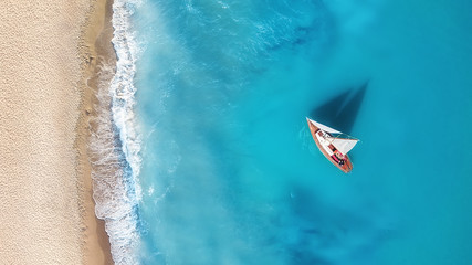 Jacht na powierzchni wody z widoku z góry. Turkus wody tło z widoku z góry. Letni krajobraz z powietrza. Koncepcja podróży i pomysł