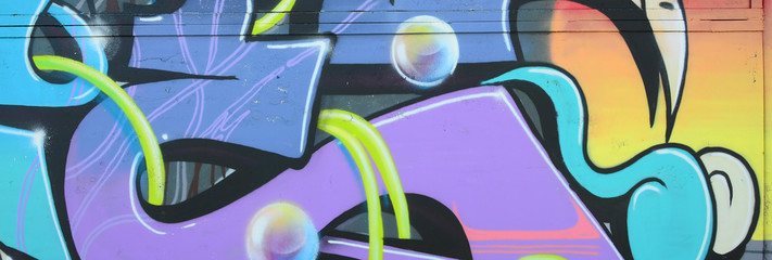 Fragment rysunków graffiti. Stara ściana ozdobiona plamami farby w stylu kultury ulicznej. Kolorowa tło tekstura w zimnych brzmieniach