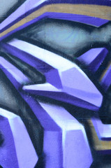 Fragment rysunków graffiti. Stara ściana ozdobiona plamami farby w stylu kultury ulicznej. Kolorowe tło tekstury w odcieniach fioletu