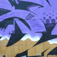 Fragment rysunków graffiti. Stara ściana ozdobiona plamami farby w stylu kultury ulicznej. Kolorowe tło tekstury w odcieniach fioletu