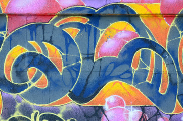 Fragment rysunków graffiti. Stara ściana ozdobiona plamami farby w stylu kultury ulicznej. Kolorowe tło tekstury w ciepłych kolorach