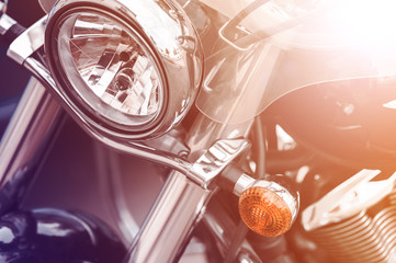 Błyszczący czarny motocykl