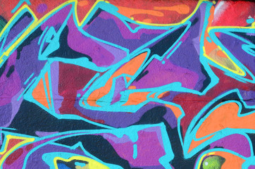 Fragment rysunków graffiti. Stara ściana ozdobiona plamami farby w stylu kultury ulicznej. Tekstura tło wielobarwny