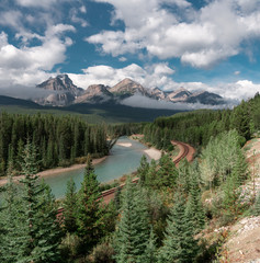 Puste tory kolejowe w pobliżu Lake Louise Banff