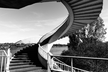 Schody spiralne w Warszawie - czarno-biała architektura miasta