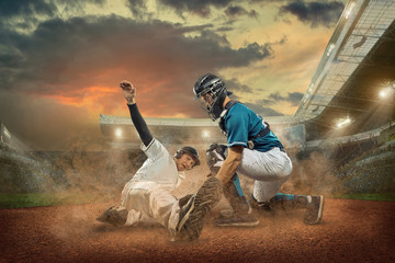 Gracze baseballa w akcji na stadionie.